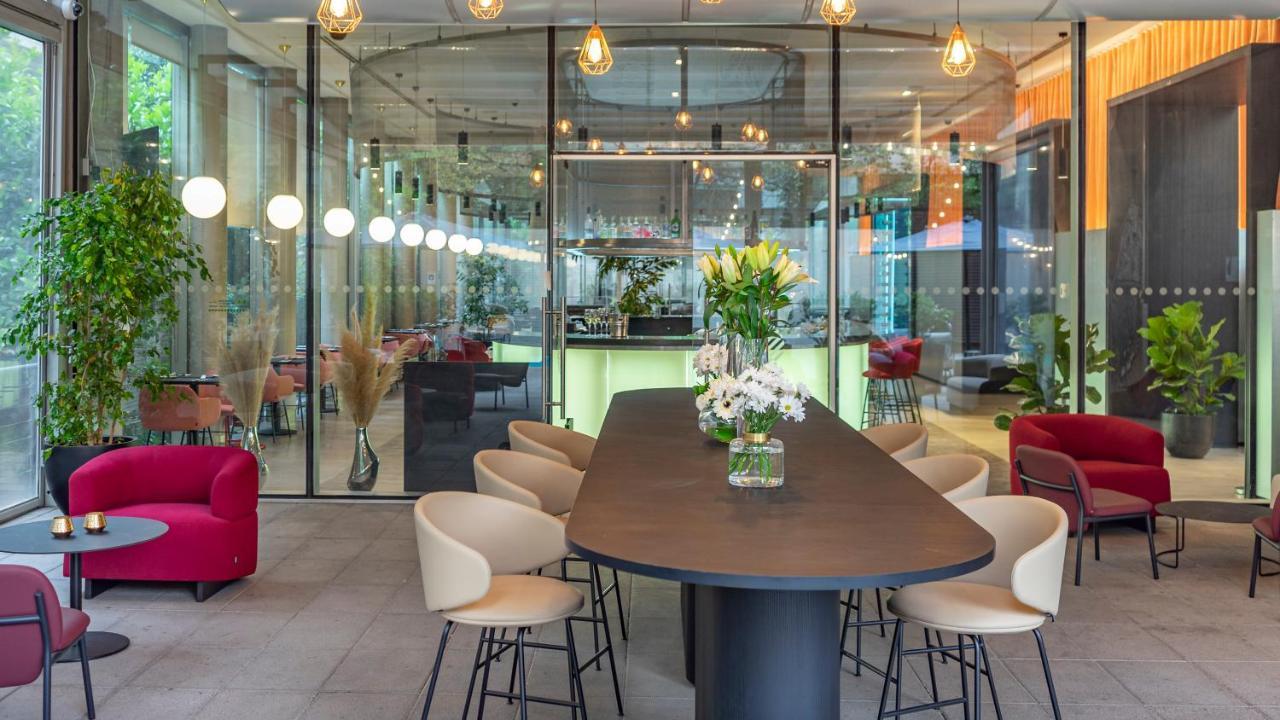 Pullman Santiago Vitacura 외부 사진 The lounge at the airport