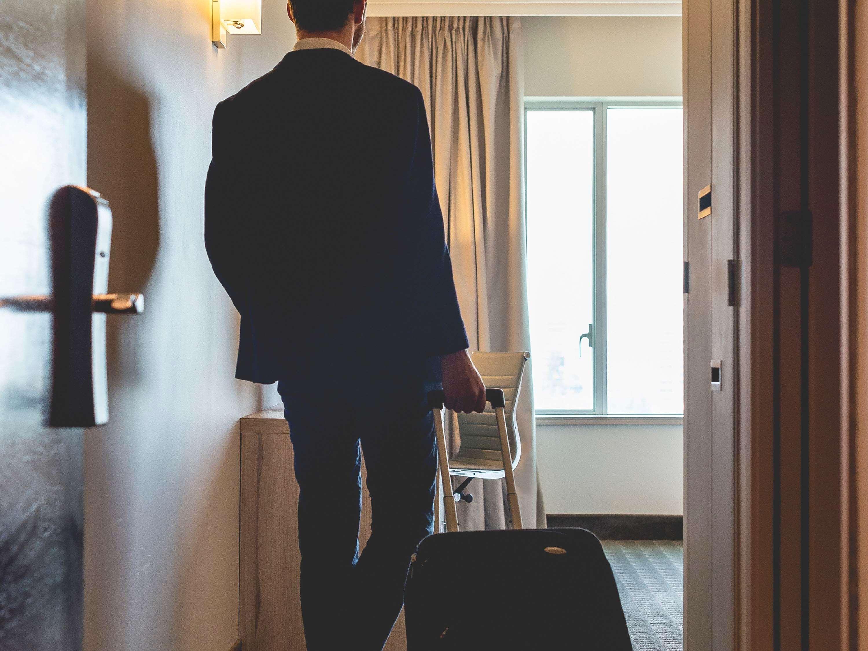 Pullman Santiago Vitacura 외부 사진 A bellboy entering a hotel room