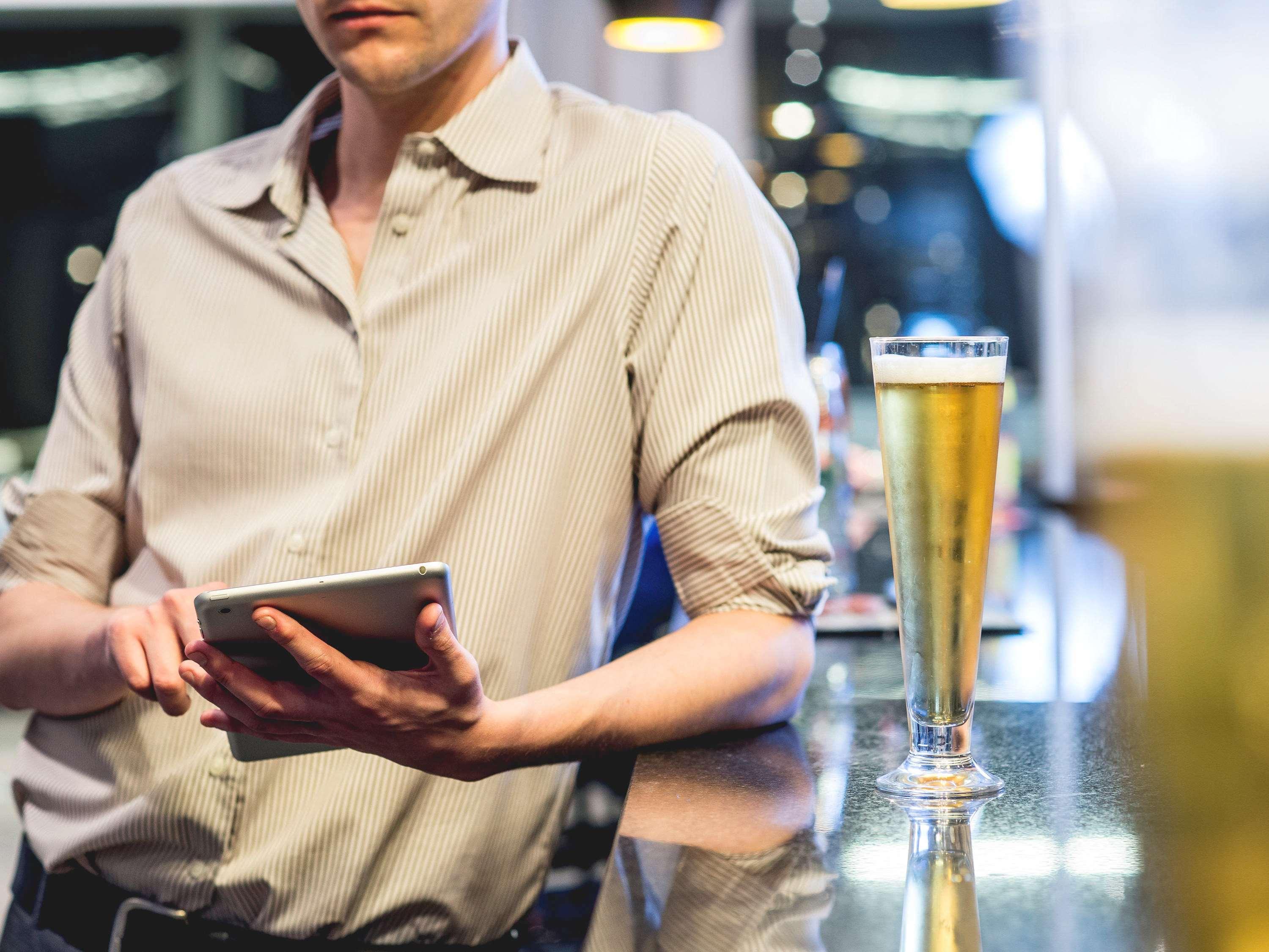 Pullman Santiago Vitacura 외부 사진 A bartender using a tablet computer