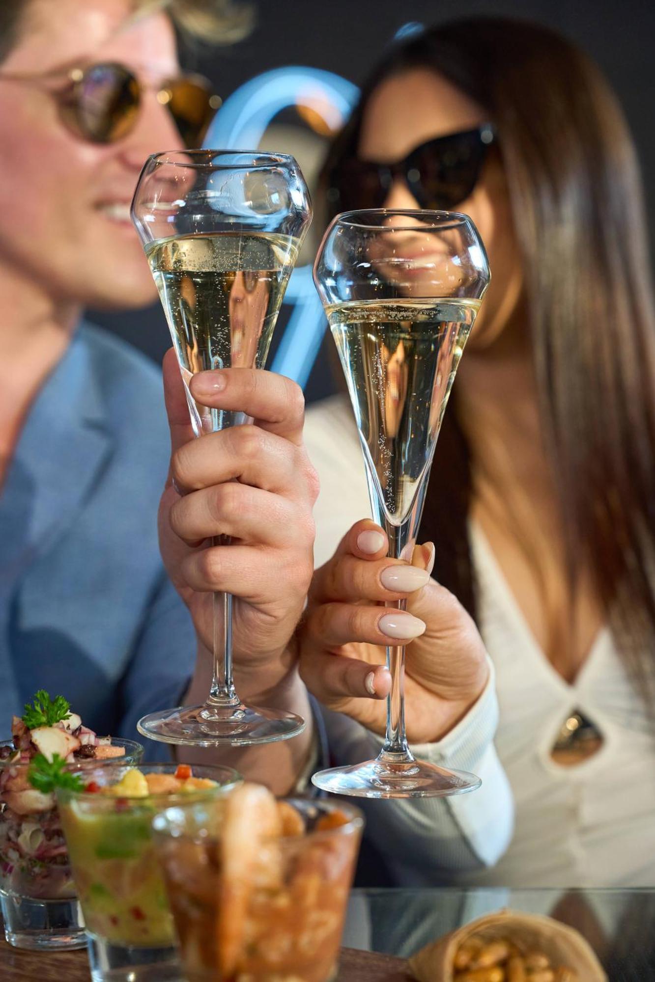 Pullman Santiago Vitacura 외부 사진 Champagne flutes