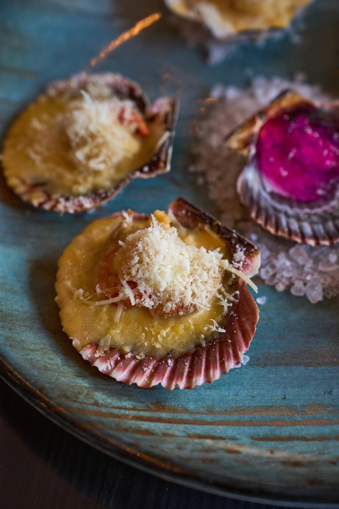 Pullman Santiago Vitacura 외부 사진 A baked scallop