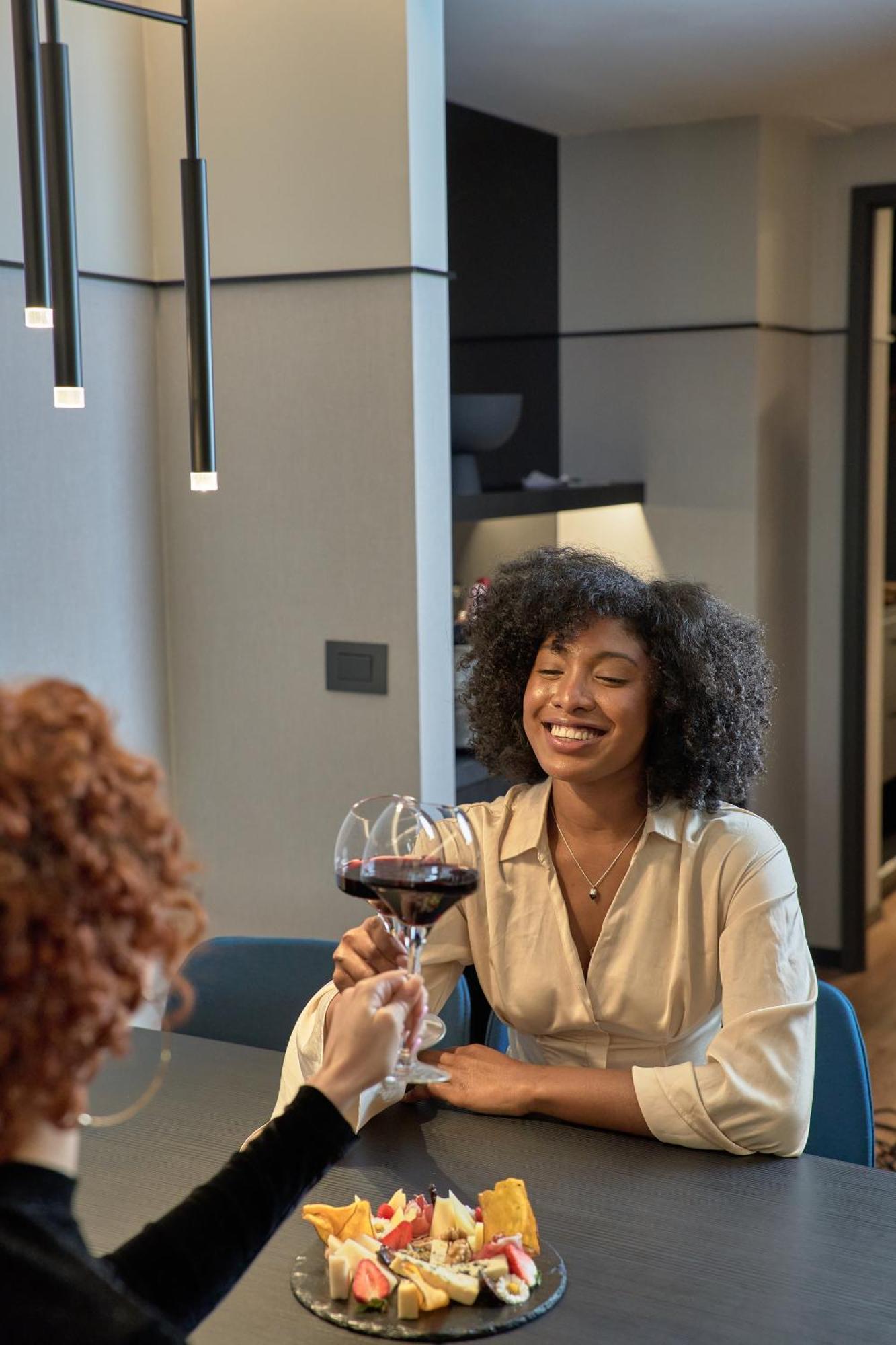 Pullman Santiago Vitacura 외부 사진 A woman with a glass of wine