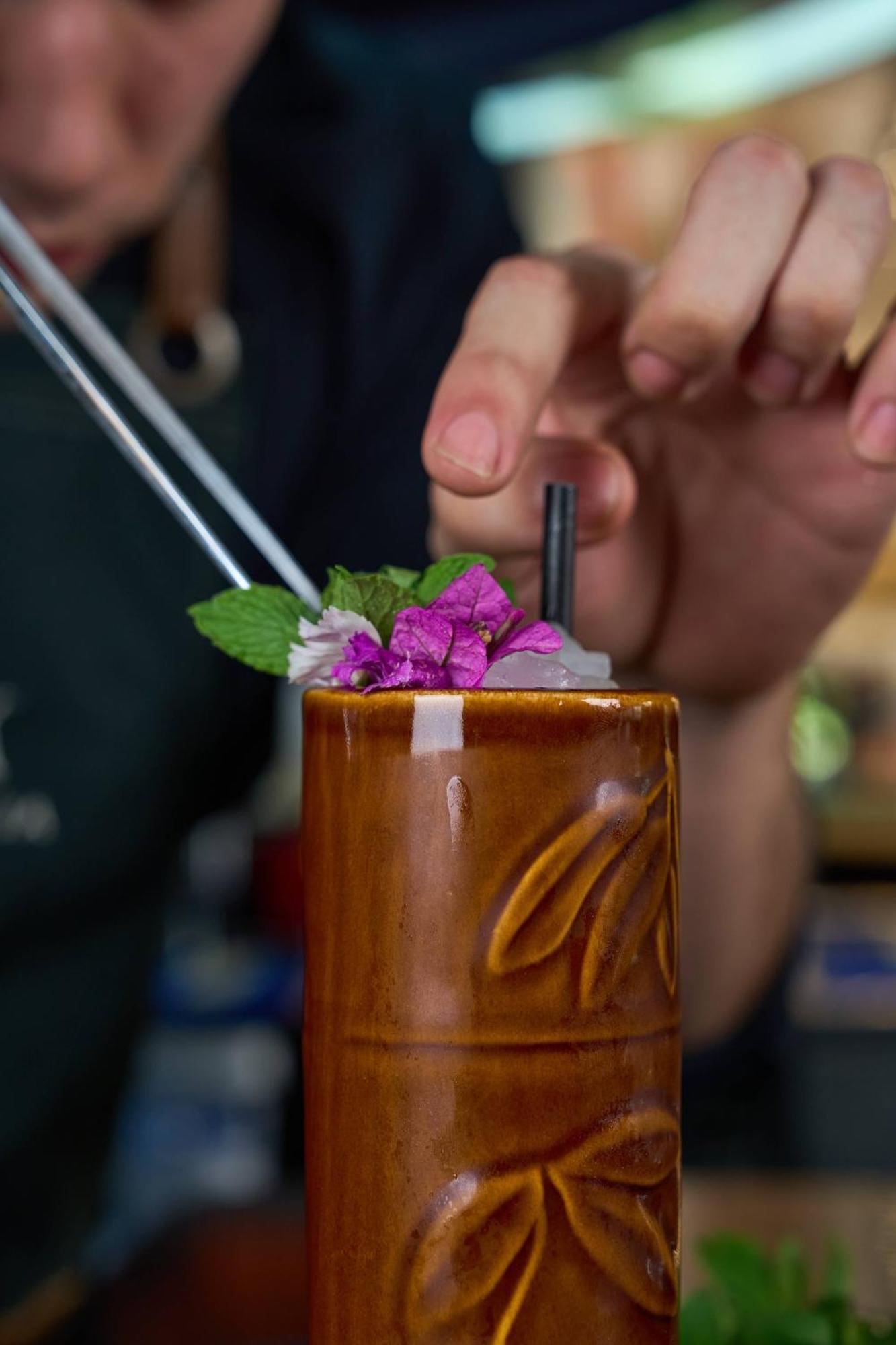 Pullman Santiago Vitacura 외부 사진 A tiki drink being garnished