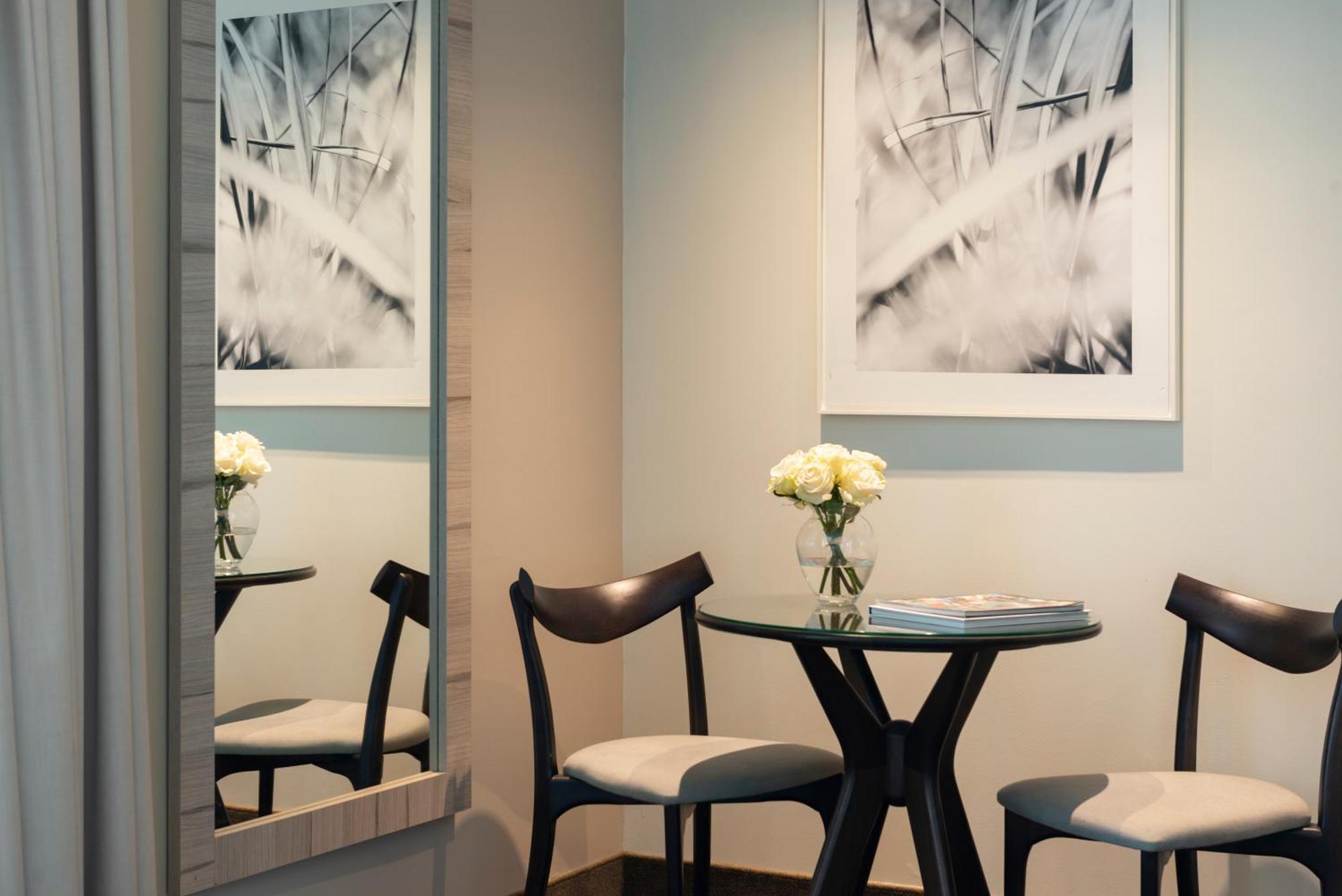 Pullman Santiago Vitacura 외부 사진 A dining room in a private suite