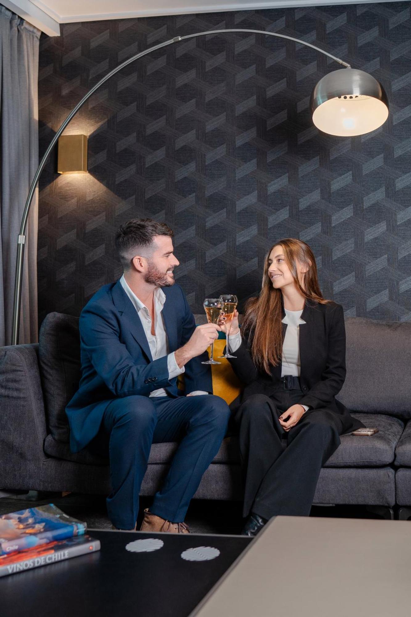Pullman Santiago Vitacura 외부 사진 A couple drinking champagne