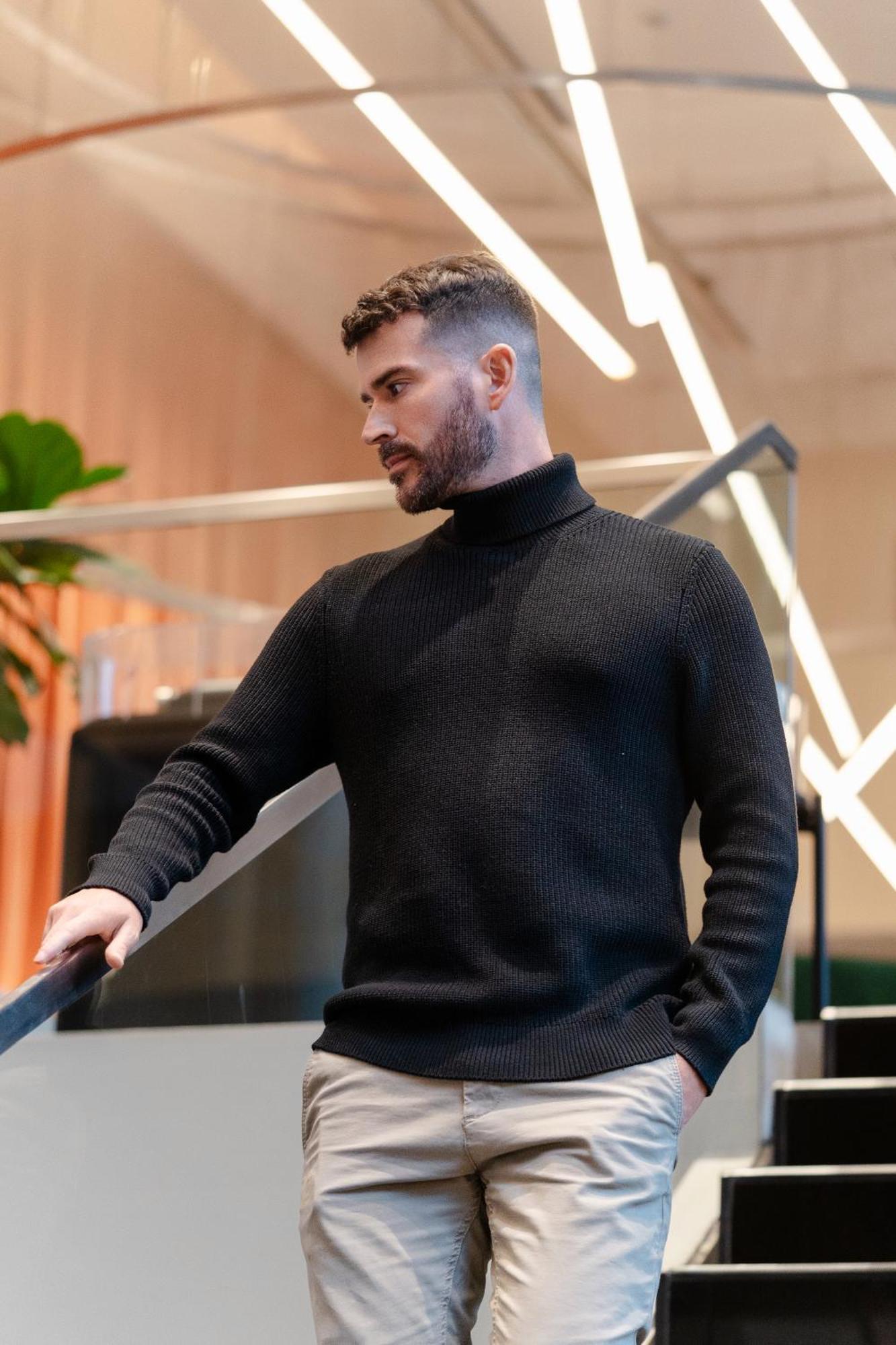 Pullman Santiago Vitacura 외부 사진 A man wearing a turtleneck