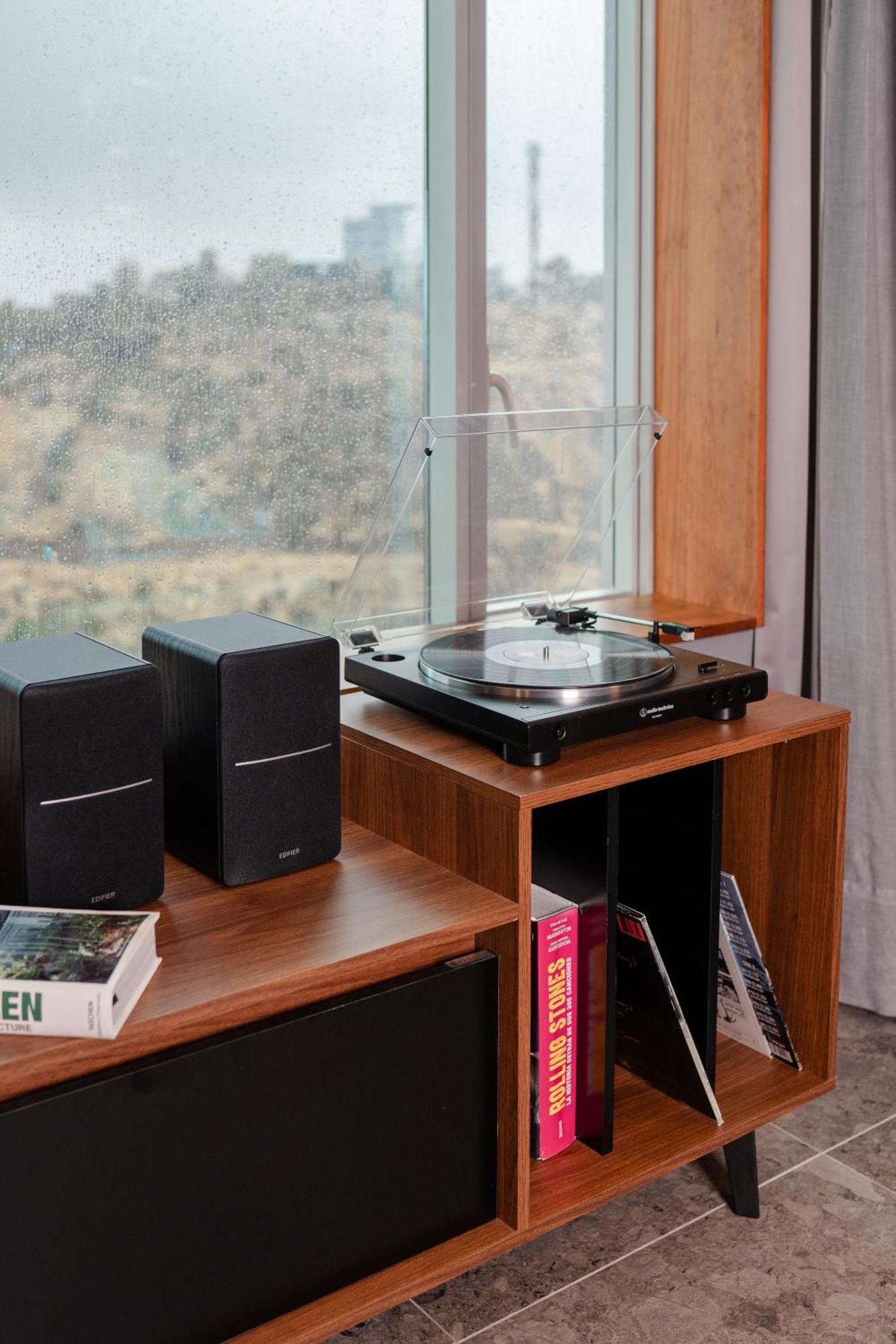 Pullman Santiago Vitacura 외부 사진 A record player
