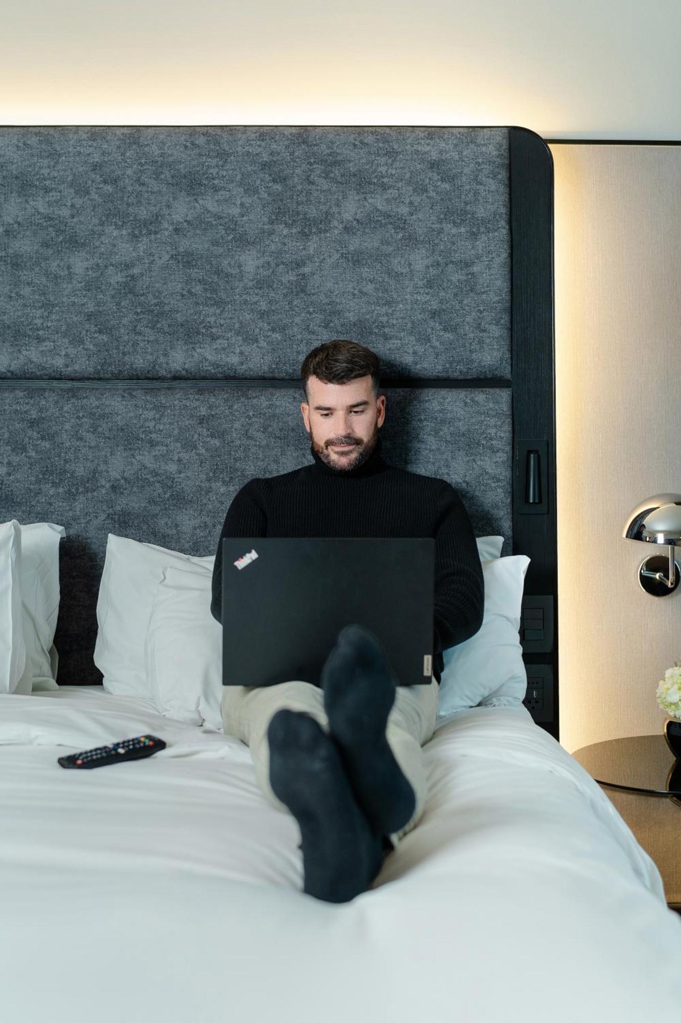 Pullman Santiago Vitacura 외부 사진 A man working from home