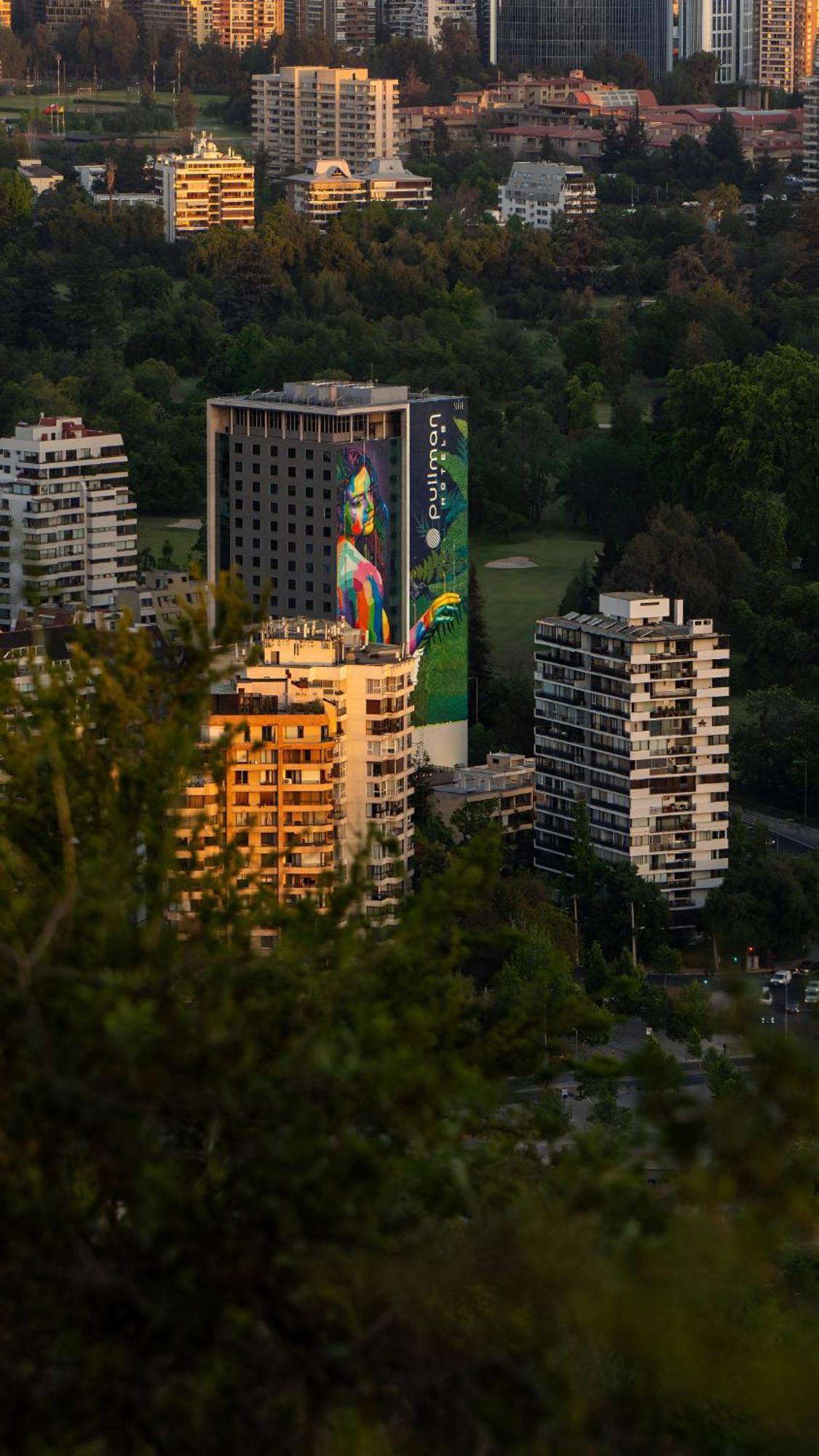 Pullman Santiago Vitacura 외부 사진 The building at dusk